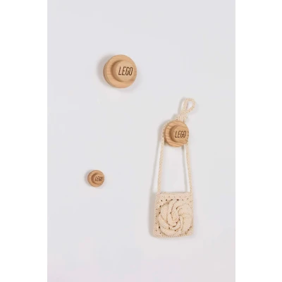 Bilde av LEGO 1x1 Knagger i Tre, Oak Soap Treated På Veggen