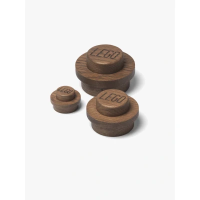 Bilde av LEGO 1x1 Knagger i Tre, Oak Dark Stained På Veggen